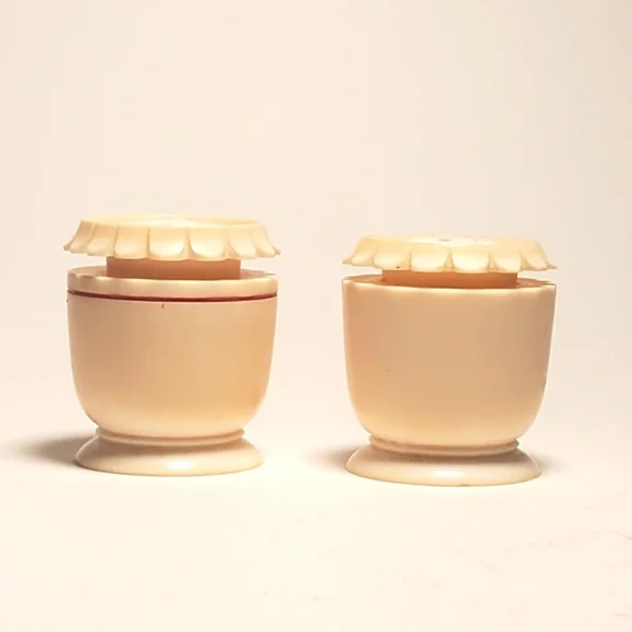 FREE WITH PURCHASE 🌟Vintage Bakelite Mini Salt & Pepper Shakers Art Deco 1920s - Picture 2 of 4